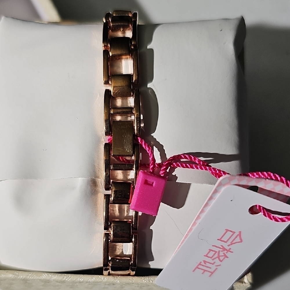 Kimio Rose Gold Watch New With Tags with Modern Aesthetic and Luxurious Finish - Picture 6 of 6